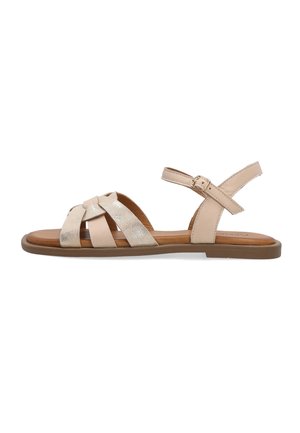 Beige platte sandaal met enkelriem, metalen en glad gevlochten voorriemen en een gespsluiting op een bruine zool.