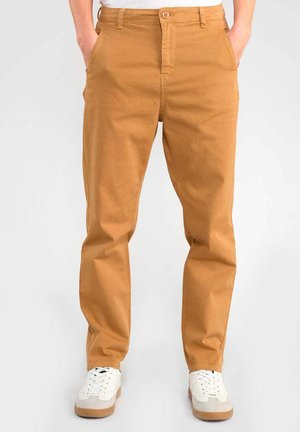 Khaki katoenen broek met een rechte pasvorm, voorzien van een knoopsluiting aan de voorkant, riemlussen, twee steekzakken aan de zijkant en een gladde textuur.