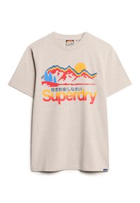 Beige bomulds t-shirt med farverige grafik af bjerg og sol, med "Superdry" trykt i fed rød. Korte ærmer, rund hals design.