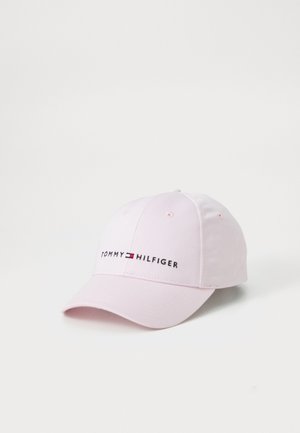 Gaiši rozā beisbola cepure izgatavota no auduma; ar noapaļotu vizieri un izšūtu "TOMMY HILFIGER" logotipu ar sarkaniem un zilajiem akcentiem.