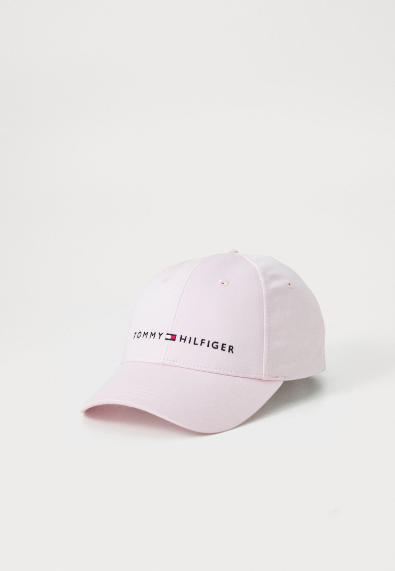 Casquette de baseball rose clair en tissu ; dotée d'une visière incurvée et d'un logo brodé "TOMMY HILFIGER" avec des accents rouges et bleus.