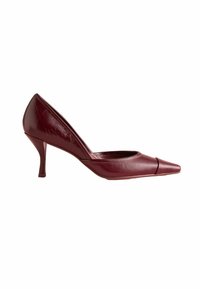 Scarpa con tacco alto in pelle bordeaux, dalla punta affusolata e con una sottile cucitura decorativa, caratterizzata da un tacco stiletto sinuoso e da una texture liscia.