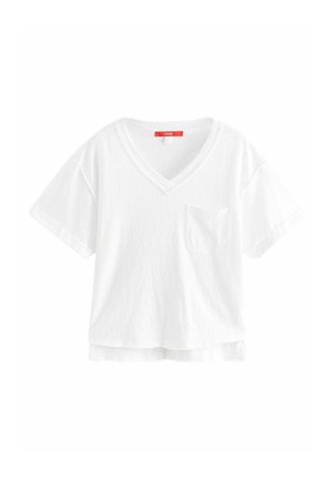 Biele tričko s krátkym rukávom a výstrihom do V, vyrobené z mäkkej bavlny, s vreckom na ľavej strane a voľným, skráteným strihom.