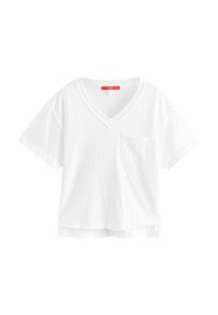 Camiseta blanca de manga corta con cuello en V, que presenta un bolsillo en la parte frontal y un corte relajado. Fabricada con material de algodón suave.