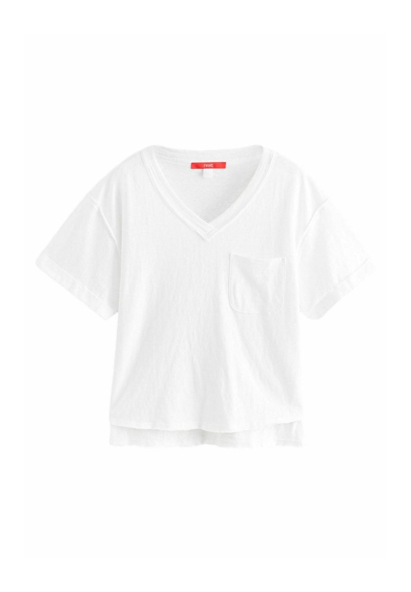 Vit t-shirt med kort ärm och V-hals, med en framficka och avslappnad passform. Tillverkad av mjukt bomullsmaterial.