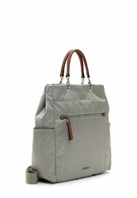 Grau nylon Handtasche mit braunen Ledergriffen, silbernem Beschläge, einer Vorderseite mit Reißverschluss und Seitentaschen für zusätzlichen Stauraum.