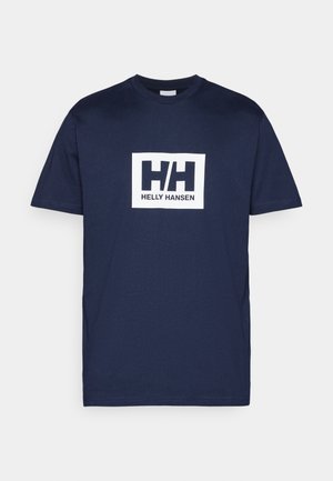 T-shirt in cotone blu navy con un logo rettangolare bianco al centro del petto, contenente la scritta "HH" e "HELly HANSEN". Maniche corte.