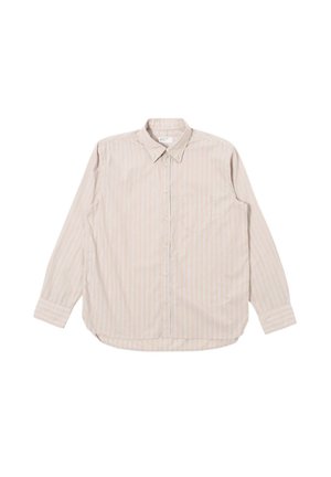 Camicia beige a maniche lunghe con sottili righe verticali bianche e una tasca sul petto, stesa su uno sfondo bianco.