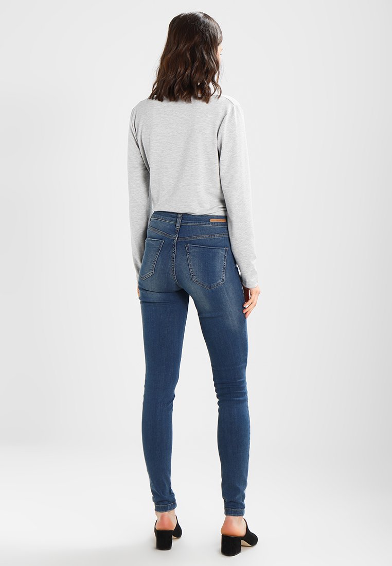b young lola jeans