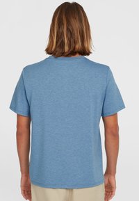Kortærmet T-shirt med rund hals i meleret blå stof. Har en afslappet pasform med en glat tekstur og et enkelt design.