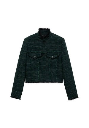 Krótką zieloną narzutkę tkanej struktury o chropowatej powierzchni, z postrzępionym kołnierzem, dwiema przednimi kieszeniami i czarnymi guzikami.