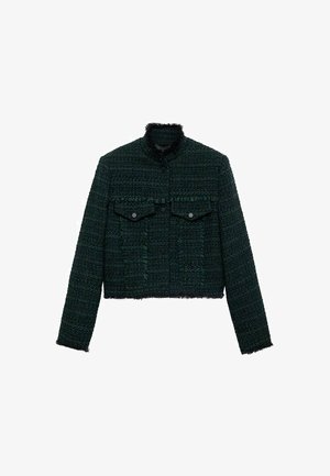 Krótką zieloną narzutkę tkanej struktury o chropowatej powierzchni, z postrzępionym kołnierzem, dwiema przednimi kieszeniami i czarnymi guzikami.