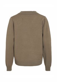 Suéter marrón de punto con un cuello y puños acanalados. Presenta una textura suave y una silueta ligeramente ajustada, sin detalles visibles.