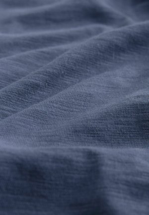 Tumesinine kangas pehme ja tekstuurne pind, millel on peened, ebaühtlased lained ja kerge, hingav omadus.