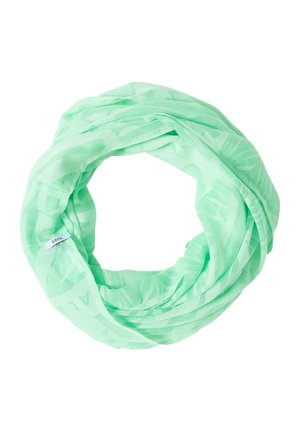 Écharpe légère en tissu vert clair, torsadée en boucle avec des motifs subtils de feuilles et une petite étiquette blanche portant l'inscription "CECIL".