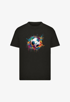 Camiseta de algodón negra con un gráfico de un balón de fútbol rodeado de colores vibrantes salpicados en azul, naranja y verde.