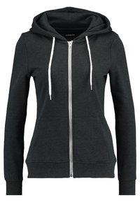 Tmavě šedá mikina na zip s bílými stahovacími šňůrkami, předními kapsami a žebrovanými manžetami a lemem, zobrazena na bílém pozadí.