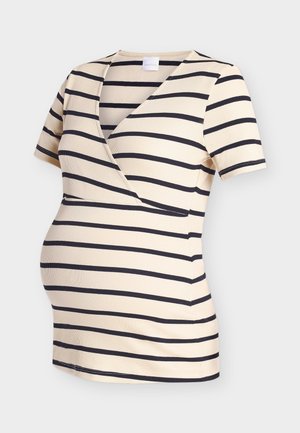 Črtasta nosečniška majica z obliko v-izreza, kratkimi rokavi in mehkim, raztegljivim materialom. Barve vključujejo kremno z mornarsko modrimi črtami.