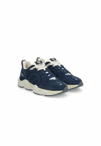 Sneaker blu navy in materiale scamosciato e mesh, forma arrotondata, suola di colore crema a contrasto e lacci bianchi. Presenta il logo sulla linguetta.