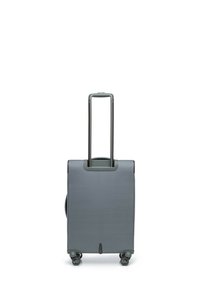 Valise grise avec une surface texturée, poignée rétractable, quatre roues et une poignée latérale pour un transport facile. Design simple et rectangulaire.