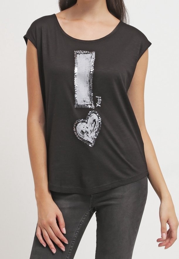 Schwarzes Kurzarm-T-Shirt mit silbernen Paillettenverzierungen in Form eines Ausrufezeichens und eines Herzens, aus weichem Stoff gefertigt.