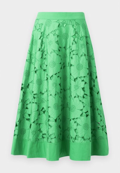 Saia verde com designs de recortes florais, textura suave e uma cintura ajustada. A bainha é sólida e ligeiramente godê.