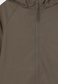 Bruine waterdichte jas met een ritssluiting aan de voorkant, een capuchon en versterkte naden. Gladde textuur met een schoon, minimalistisch ontwerp.