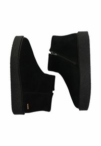 Botas de tobillo de ante negro con una suela texturizada negra, cremallera lateral y un sutil detalle de marca en dorado. Superficie lisa y diseño elegante.