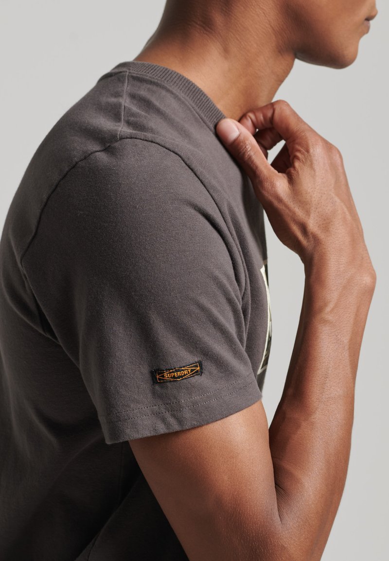 Herren T-Shirts basic | Superdry CORE LOGO INFILL T-Shirt print vintage black/anthrazit - CU36481 Herren T-Shirts basic | Superdry CORE LOGO INFILL T-Shirt print vintage black/anthrazit - CU36481