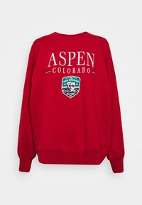 Sudadera roja con el texto "ASPEN COLORADO" sobre un logo en verde y blanco que presenta imágenes de montañas y esquí. Mangas y dobladillo con puño.