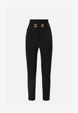 Sorte høj-taljede, figursyede bukser med frontale lodrette sømme og to gyldne spænder ved linningen, vist på hvid baggrund.