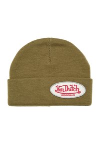 Gorro de punto verde oliva con puño doblado que presenta un parche ovalado blanco etiquetado "Von Dutch Originals" en texto rojo.