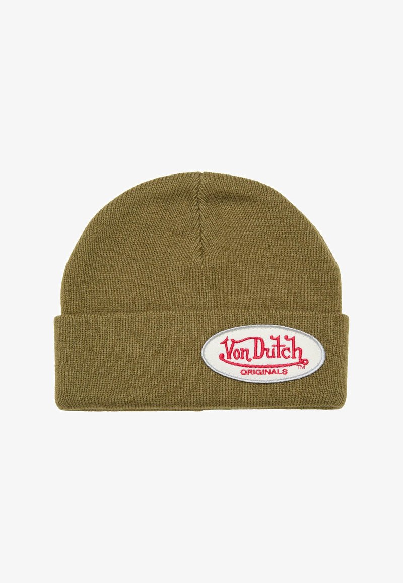 Berretto lavorato a maglia verde oliva con risvolto, caratterizzato da una patch ovale bianca con la scritta "Von Dutch Originals" in testo rosso.