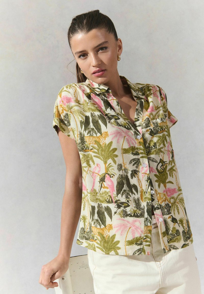 Korte mouwen overhemd met knoopsluiting, versierd met een bloemen- en dierenprint in groene, roze en beige tinten, gemaakt van lichtgewicht stof.