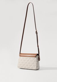 Crossbody taske i creme- og brunt læder med et logo mønster, brunt læderklap, justerbar rem og glat tekstur. Kompakt rektangulær form.