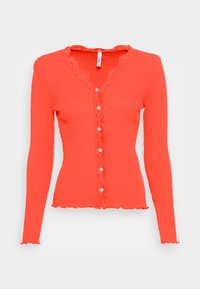 Cardigan vermelho com nervuras, mangas longas, gola e parte frontal com rendas, seis botões brancos, bainha recortada e um design ajustado.