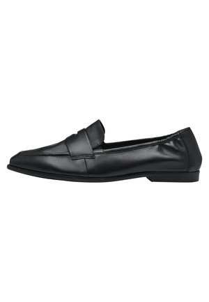 Mocassin noir en cuir à enfiler avec un bout pointu, un talon bas et une large bride sur le dessus, présenté sur fond blanc.