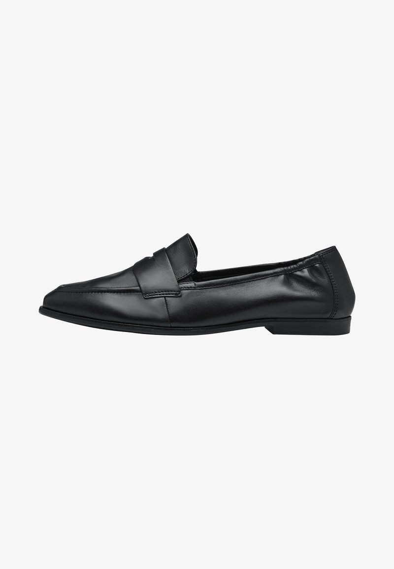 Mocassin noir en cuir à enfiler avec un bout pointu, un talon bas et une large bride sur le dessus, présenté sur fond blanc.