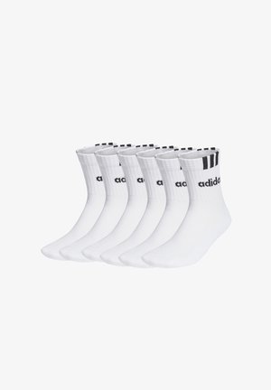 Sechs weiße Adidas Crew-Socken mit schwarzem Logo und drei Streifen an den gerippten Bündchen, nebeneinander auf weißem Hintergrund angeordnet.