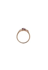 Roségoldring mit einem zentralen ovalen Amethyst, flankiert von zwei kleineren Amethysten, mit einem glatten Band und einer geometrischen Krappenfassung.