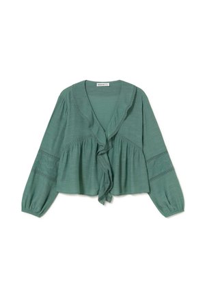 Blusa verde de manga larga con volante en el frente, cintura fruncida y detalles de encaje en las mangas.