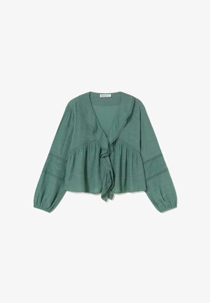 Blusa verde de manga larga con volante en el frente, cintura fruncida y detalles de encaje en las mangas.