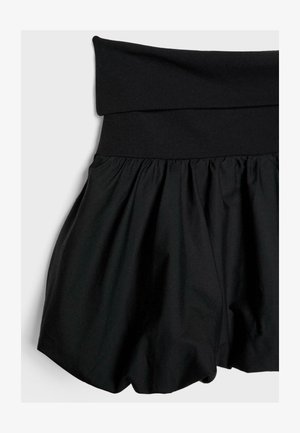 Črne kratke hlače z širokim, zloženim pasom. Narejene iz gladkega blaga, s širokim krojem in mehko teksturo.