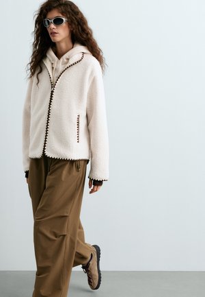 OYSHO, HIGH-NECK FAUX-SHEARLING JACKET WITH CONTRAST STITCHING - Veste polaire - ecru