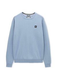 Pullover azzurro chiaro con scollo rotondo e maniche lunghe, polsini e orlo a coste, e un piccolo logo quadrato nero sul lato sinistro del petto.