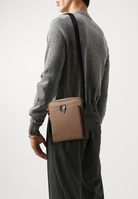 Guess MILANO - Umhängetasche - taupe