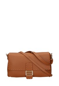 Borsa a tracolla in pelle marrone con superficie testurizzata, hardware in tono oro e cuciture decorative. Presenta una chiusura a pattina e una tracolla regolabile.