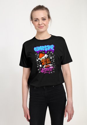 Zwarte katoenen T-shirt met een cartoonfiguur met een camera, die een oranje hoed draagt. Kleurige grafische tekst "Gangster Wrapper" boven en onder.