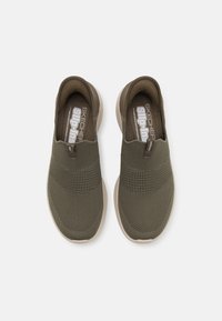 Paire de baskets Skechers vert olive à enfiler, en tissu mesh respirant avec semelles blanches rembourrées, vue de dessus.