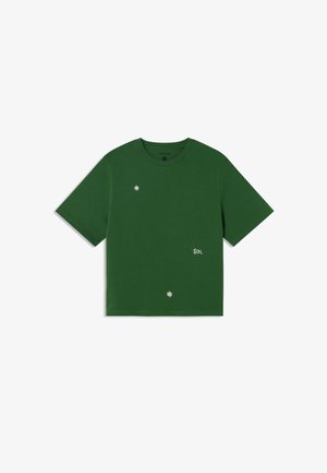 Groene katoenen T-shirt met een ronde hals, korte mouwen en geborduurde details, waaronder het woord "SOL" en kleine bloemenmotieven.